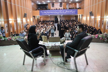 آیین رونمایی از کتاب «زود برگرد» در شهر اراک