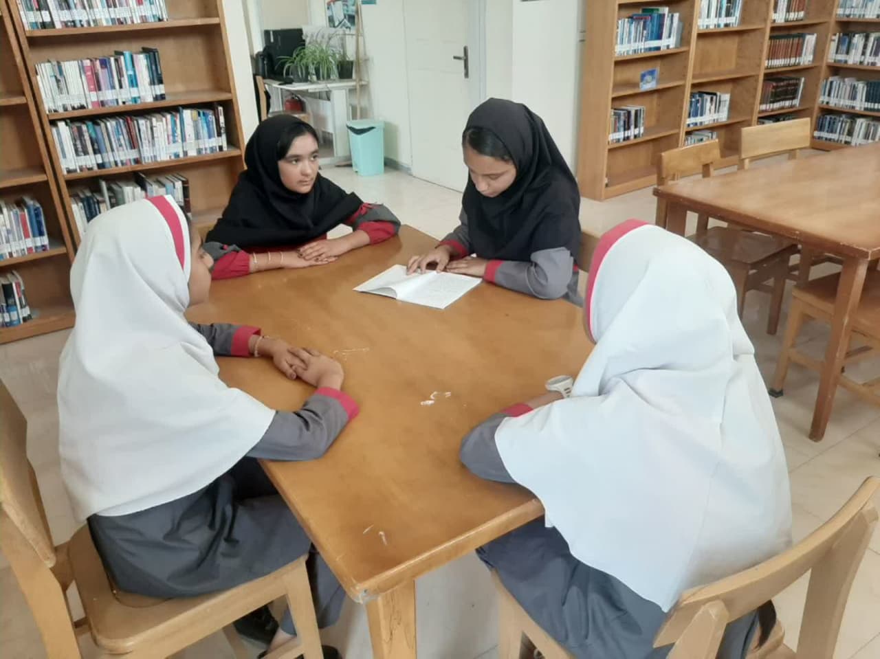 «خط به خط با روحالله» در کتابخانههای عمومی دیار آفتاب