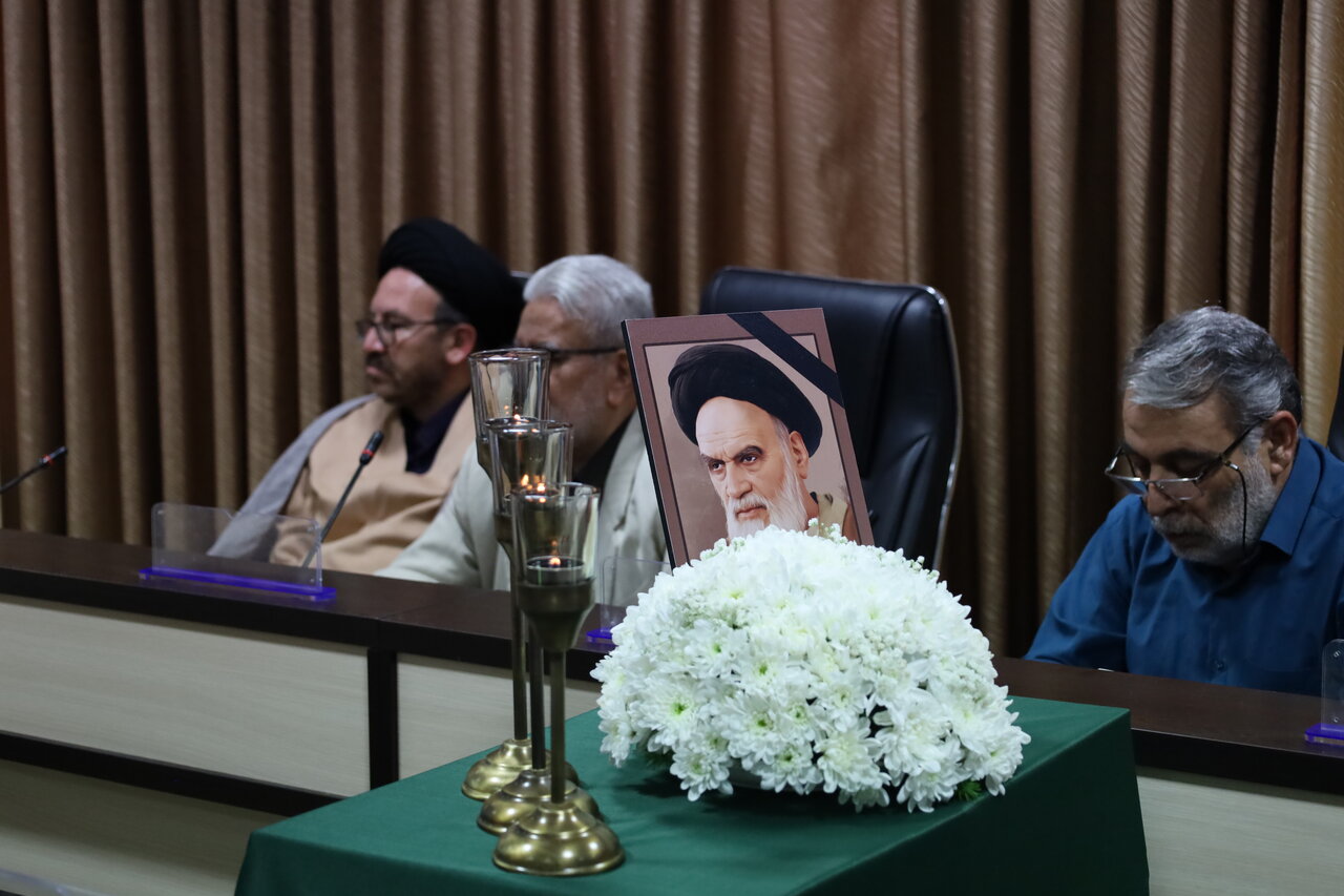 محفل ادبی «روح‌الله» در کتابخانه مرکزی آذربایجان‌غربی برگزار شد