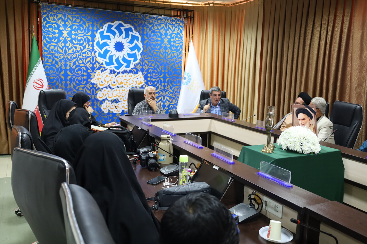 محفل ادبی «روحالله» در کتابخانه مرکزی آذربایجانغربی برگزار شد