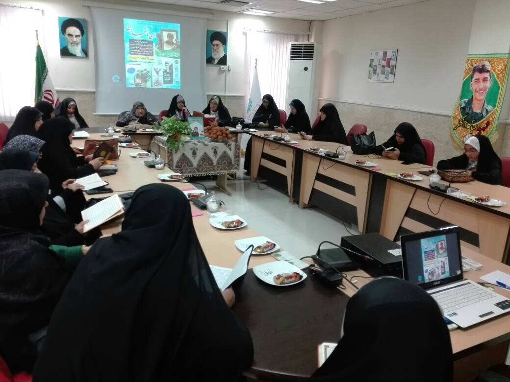 ویژه‌برنامه «دمی با شهیدان» در کتابخانه مرکزی سمنان برگزار شد