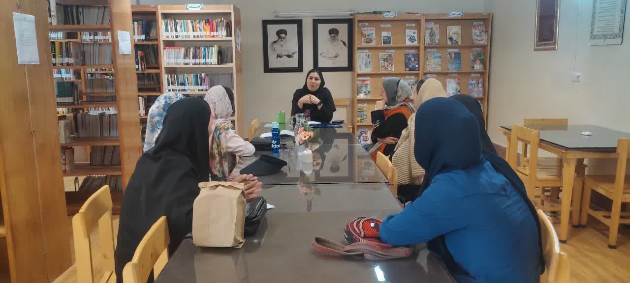 روایتی از خدمات دهی کتابداران به اعضای کتابخانههای عمومی استان مرکزی