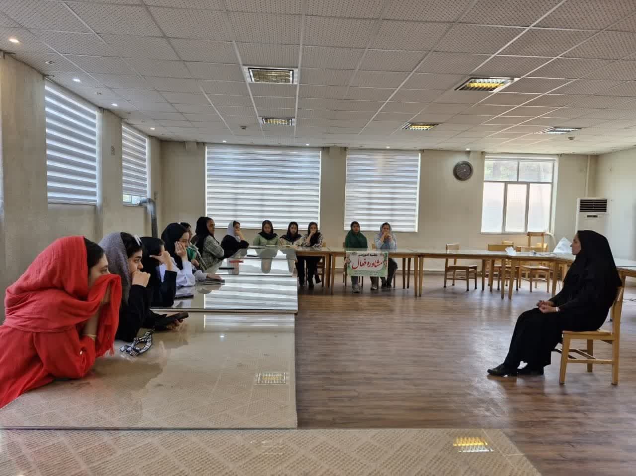 روایتی از خدمات دهی کتابداران به اعضای کتابخانههای عمومی استان مرکزی