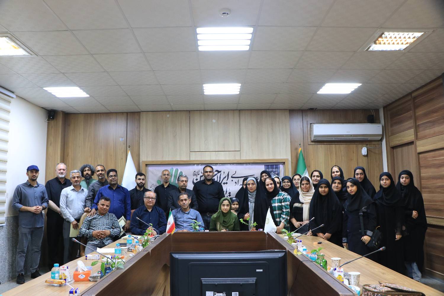 شاعران و هنرمندان نقش موثری در همبستگی و اتحادملی در جنگ تحمیلی رژیم اشغالگر قدس داشتند