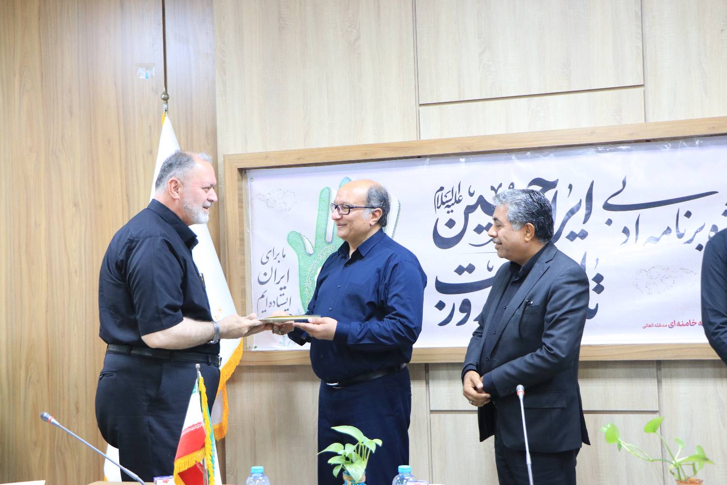 شاعران و هنرمندان نقش موثری در همبستگی و اتحادملی در جنگ تحمیلی رژیم اشغالگر قدس داشتند