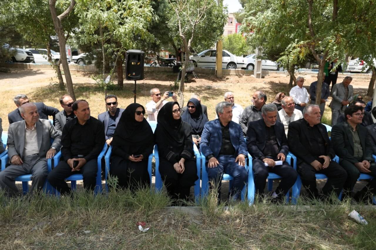 کلنگ احداث کتابخانه مرکزی تاکستان در زمین ۳۰ میلیاردی به زمین خورد/ آغاز ساخت کتابخانه ای مدرن در قلب تاکستان