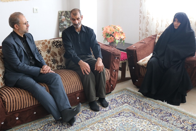 دیدار و گفت و گوی مدیرکل کتابخانههای عمومی استان سمنان با خانواده شهید حمله رژیم صهیونیستی