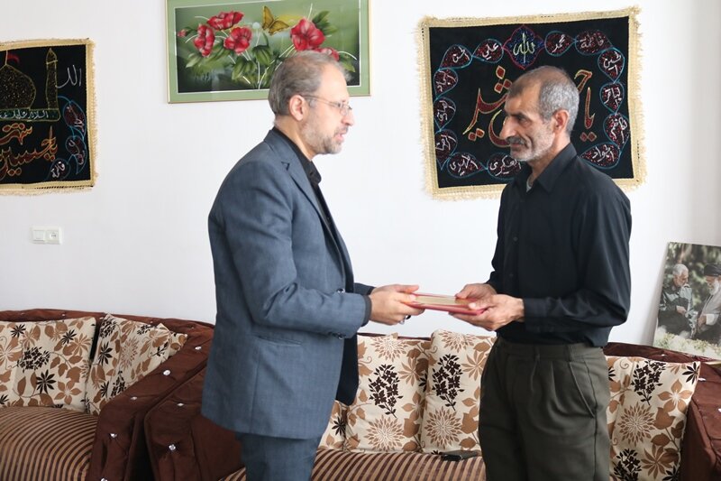 دیدار و گفت و گوی مدیرکل کتابخانه‌های عمومی استان سمنان با خانواده شهید حمله رژیم صهیونیستی