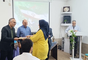 ویژه برنامه عصر شعر با عنوان«ایستاده برای ایران» در یزد برگزار شد