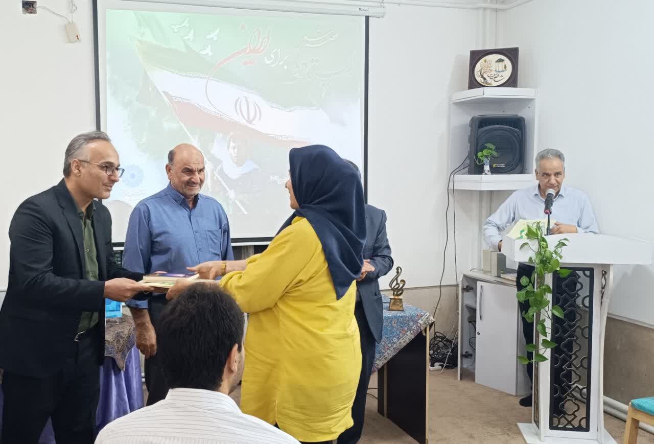 ویژه برنامه عصر شعر با عنوان «ایستاده برای ایران» در یزد برگزار شد