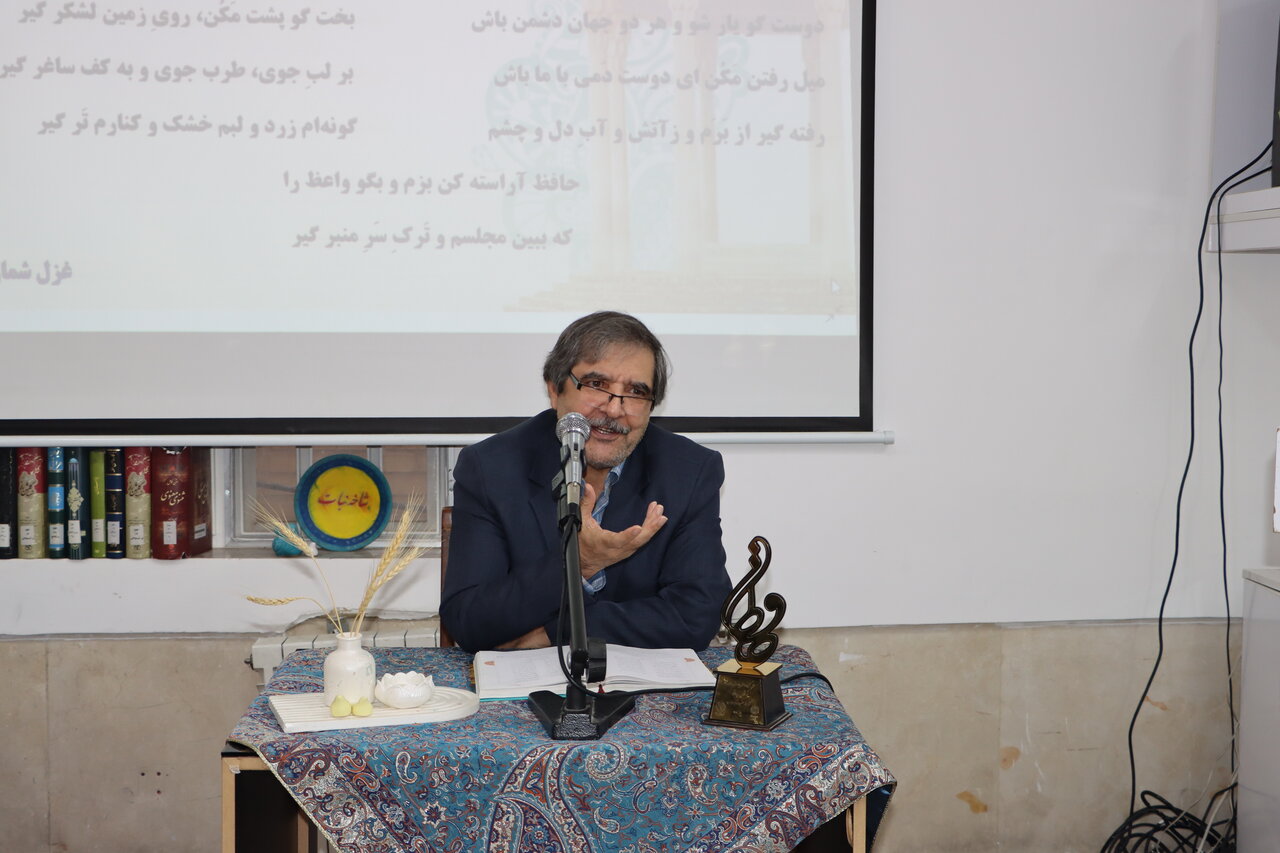 ویژه برنامه عصر شعر با عنوان «ایستاده برای ایران» در یزد برگزار شد