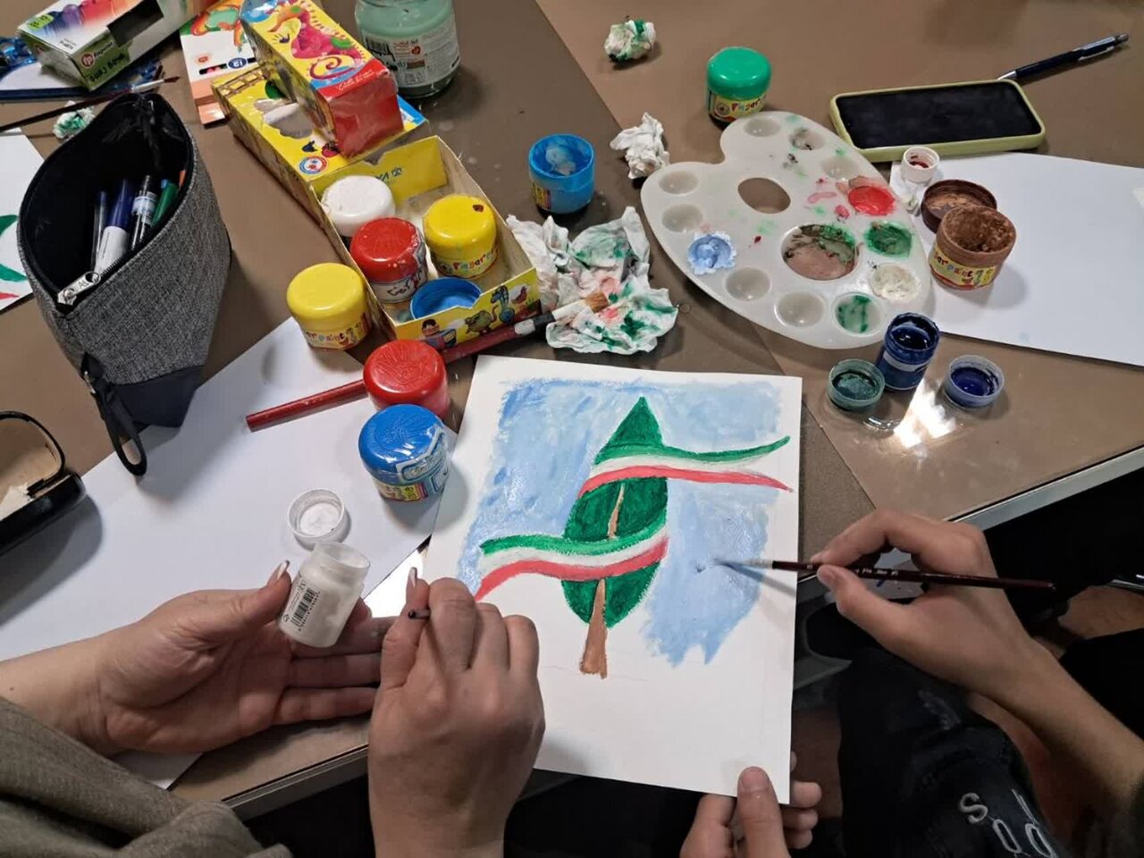 اعتراض کودکان به اقدامات رژیم صهیونیستی در کتابخانه مرکزی آذربایجانغربی با زبان هنر