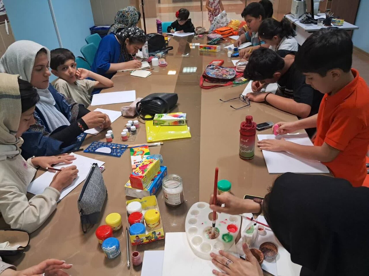 اعتراض کودکان به اقدامات رژیم صهیونیستی در کتابخانه مرکزی آذربایجانغربی با زبان هنر