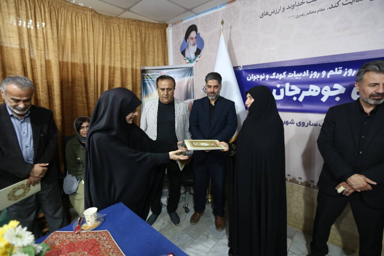 آیین تجلیل از نویسنده و شاعر مازندرانی با حضور مدیرکل کتابخانههای عمومی برگزار شد