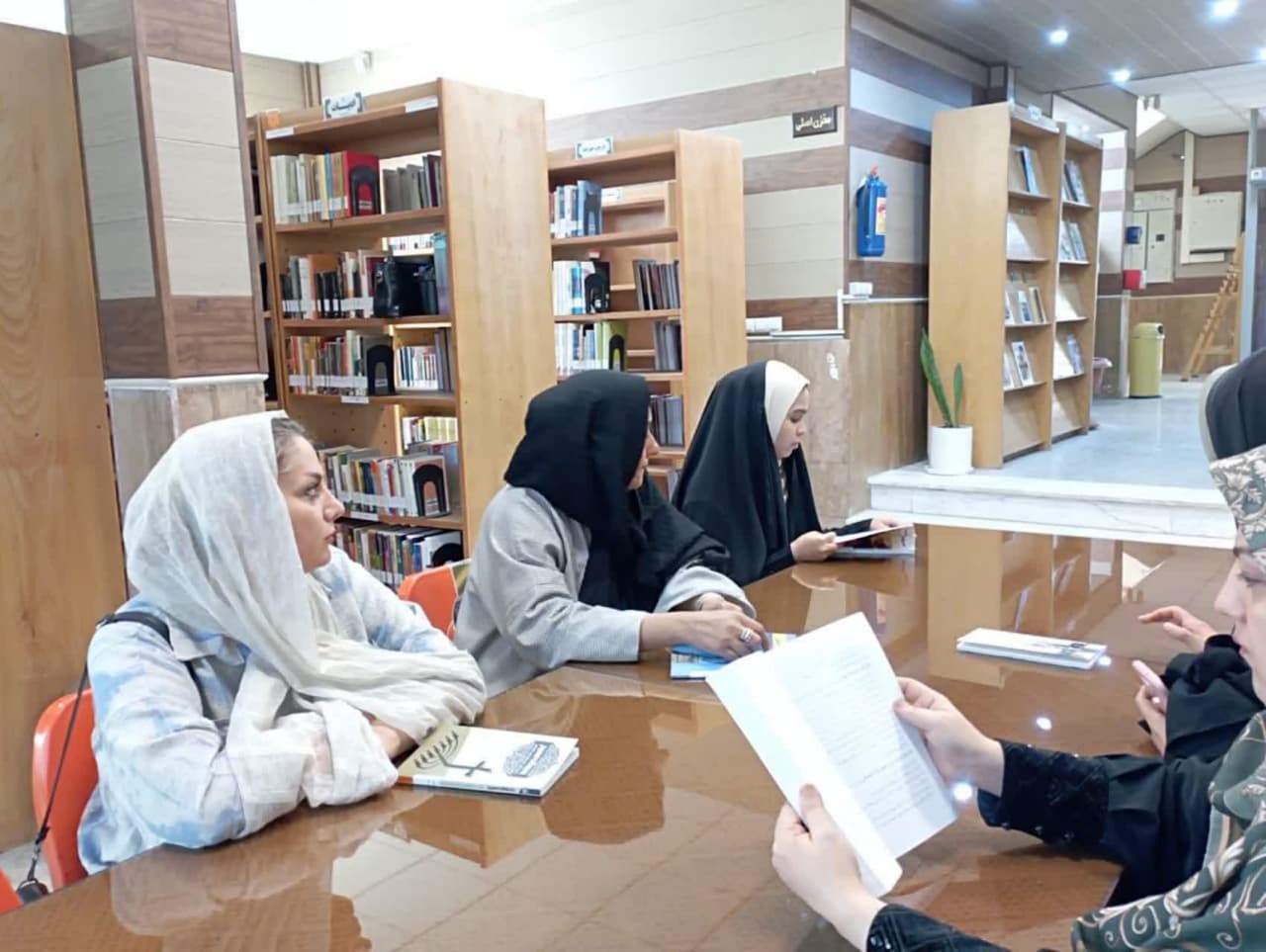 پویش ملی «ایستاده برای ایران» در کتابخانههای عمومی استان مرکزی