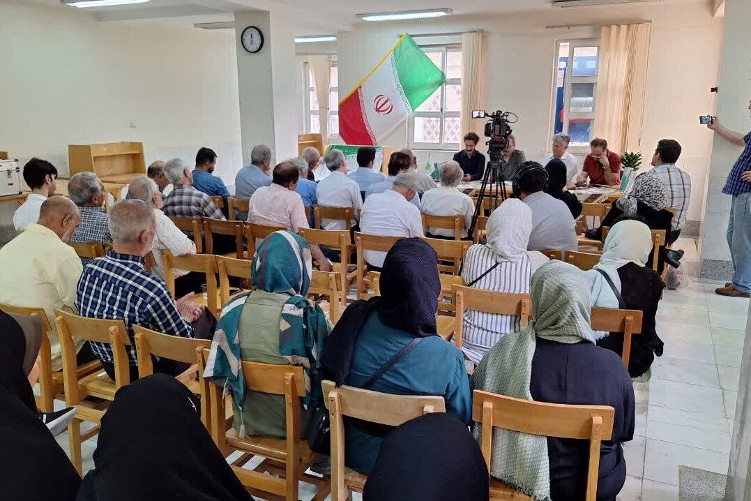 بر سر عهدیم از جان با امام عصر خویش/ هر چه ام‌الفتنه بر بالای نی قرآن نهد