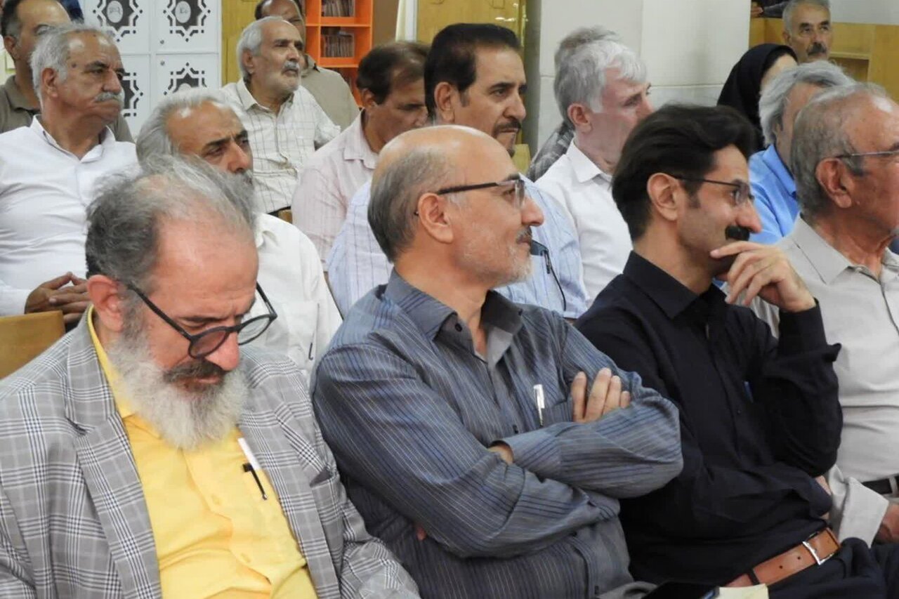 بر سر عهدیم از جان با امام عصر خویش/ هر چه ام‌الفتنه بر بالای نی قرآن نهد