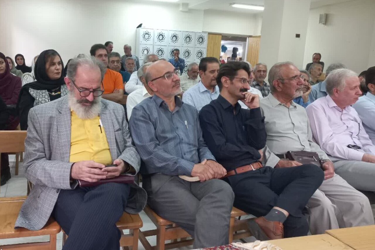 بر سر عهدیم از جان با امام عصر خویش/ هر چه ام‌الفتنه بر بالای نی قرآن نهد