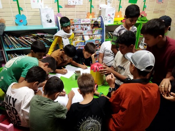 برنامه «ساخت گنبد کاغذین» در بخش کودک کتابخانه عمومی حضرت اباعبدالله الحسین(ع) اجرا شد