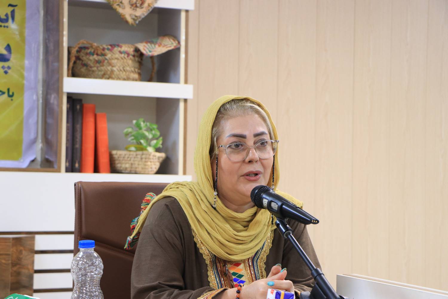 آئین رونمایی از کتاب «پشت این در» در بندرعباس برگزار شد