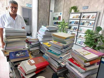 اهدای ۱۲۸ جلد کتاب کمک‌درسی به ارزش ۴۵۰ میلیون ریال به کتابخانه محسنی جمی
