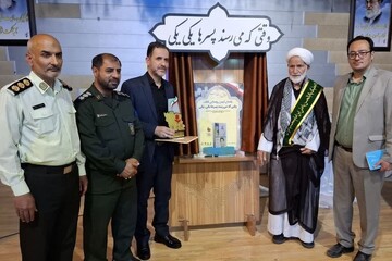 رونمایی از کتاب «وقتی که می‌رسند پسرها یکی یکی» در دلیجان - کراپ‌شده