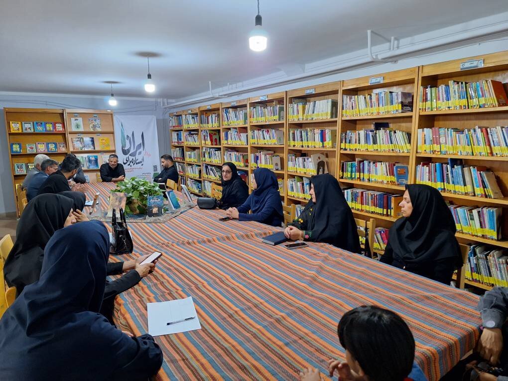 محفل ادبی «ایستاده برای ایران» در شهرستان رفسنجان برگزار شد