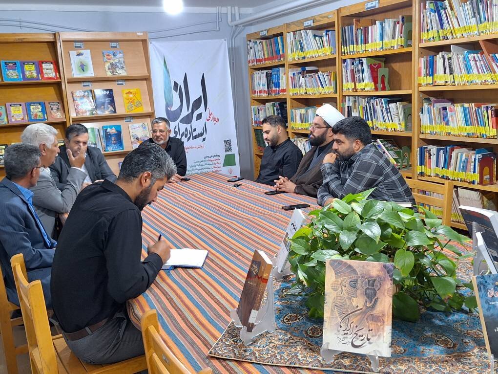 محفل ادبی «ایستاده برای ایران» در شهرستان رفسنجان برگزار شد