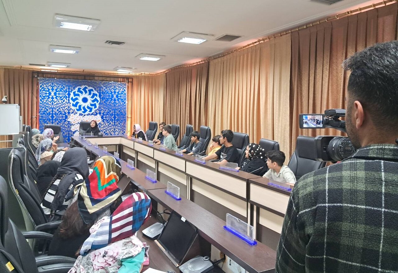 میزبانی محفل ادبی کودک و نوجوان «دنیز» کتابخانه های عمومی آذربایجانغربی از برنامه تلویزیونی «ائویمیز»