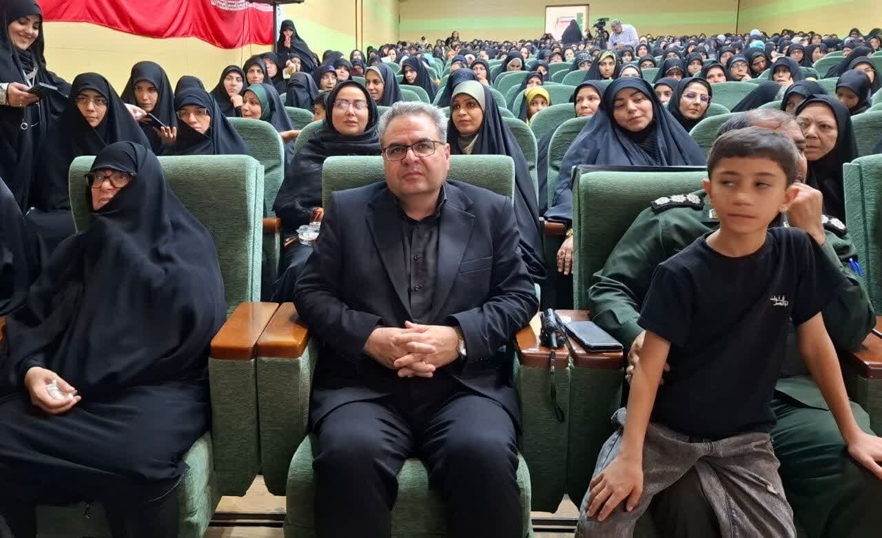 از کتاب «وقتی که میرسند پسرها یکی یکی» در دلیجان رونمایی شد