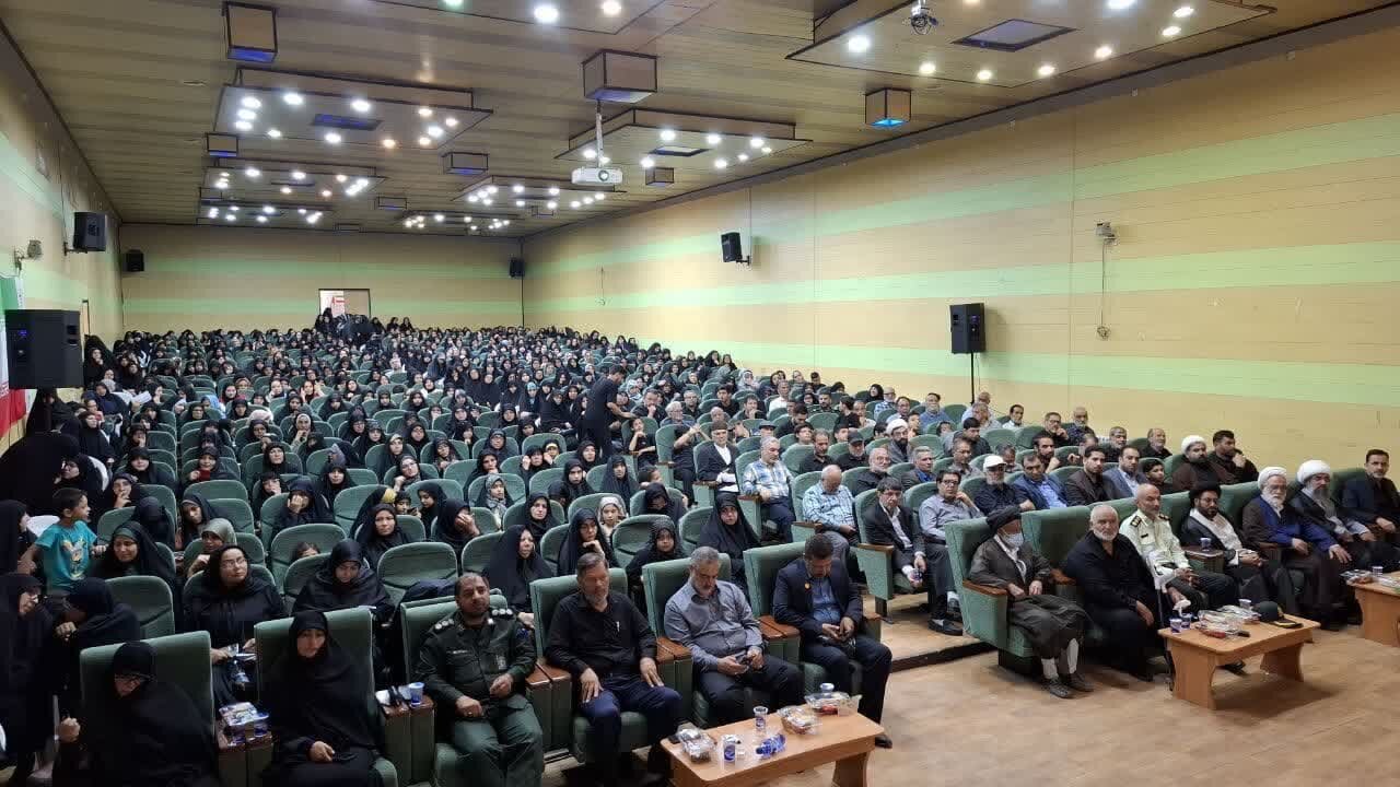 از کتاب «وقتی که می‌رسند پسرها یکی یکی» در دلیجان رونمایی شد