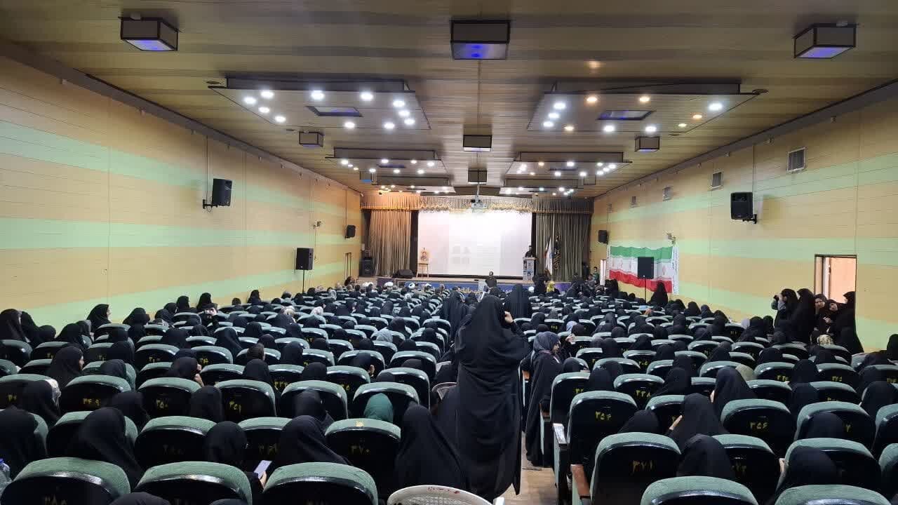 از کتاب «وقتی که می‌رسند پسرها یکی یکی» در دلیجان رونمایی شد