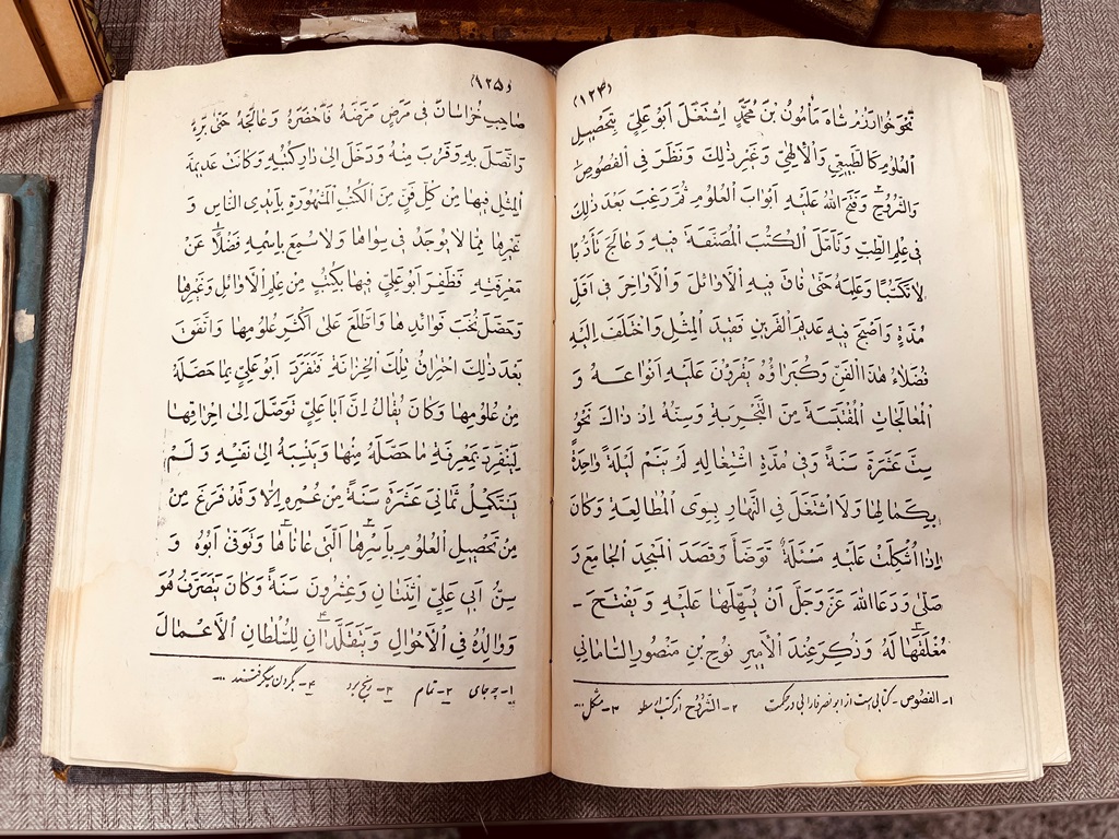 اهدای ۳۱ نسخه کتاب چاپ سنگی و سربی به کتابخانه مرکزی امام خمینی(قدس سره) مشهد