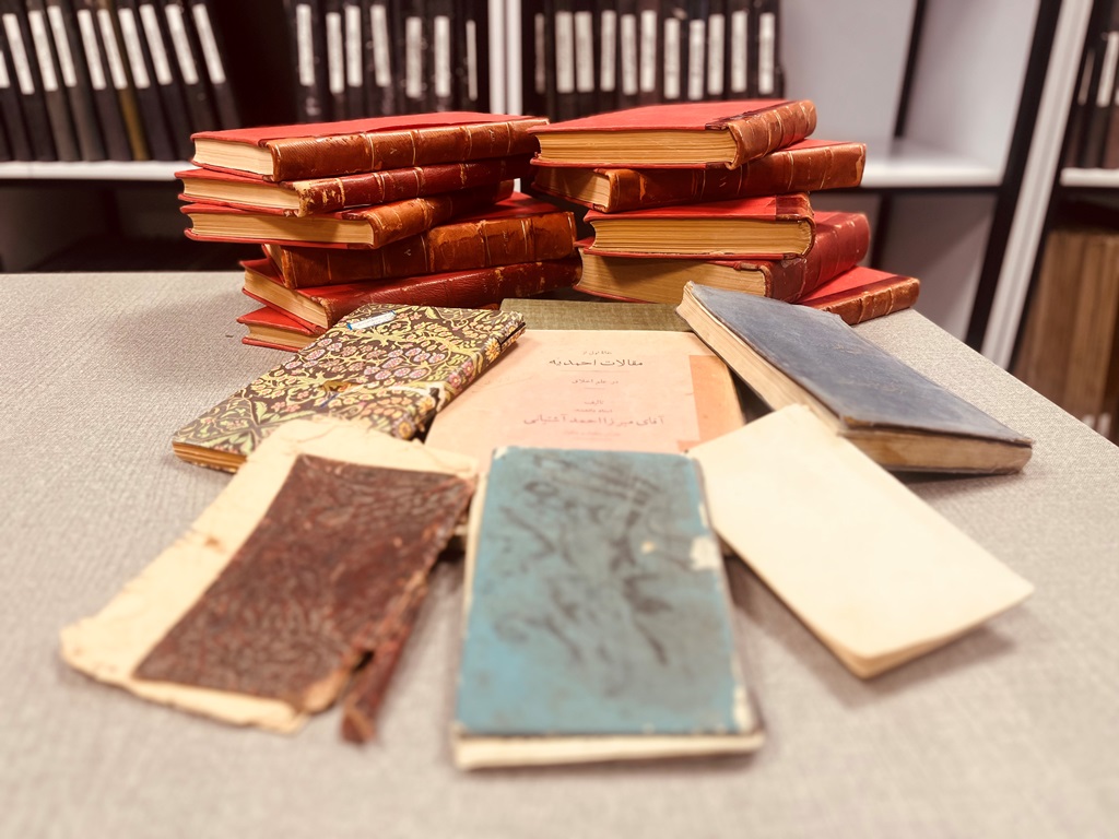 اهدای ۳۱ نسخه کتاب چاپ سنگی و سربی به کتابخانه مرکزی امام خمینی(قدس سره) مشهد