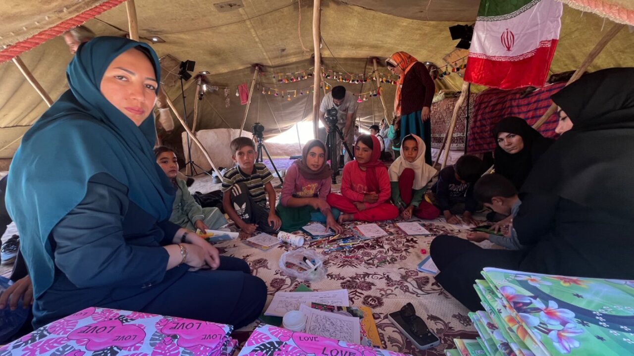 کتابداران اسفراین با شعار «ایستاده برای ایران»، به میان عشایر قهرمانلو رفتند