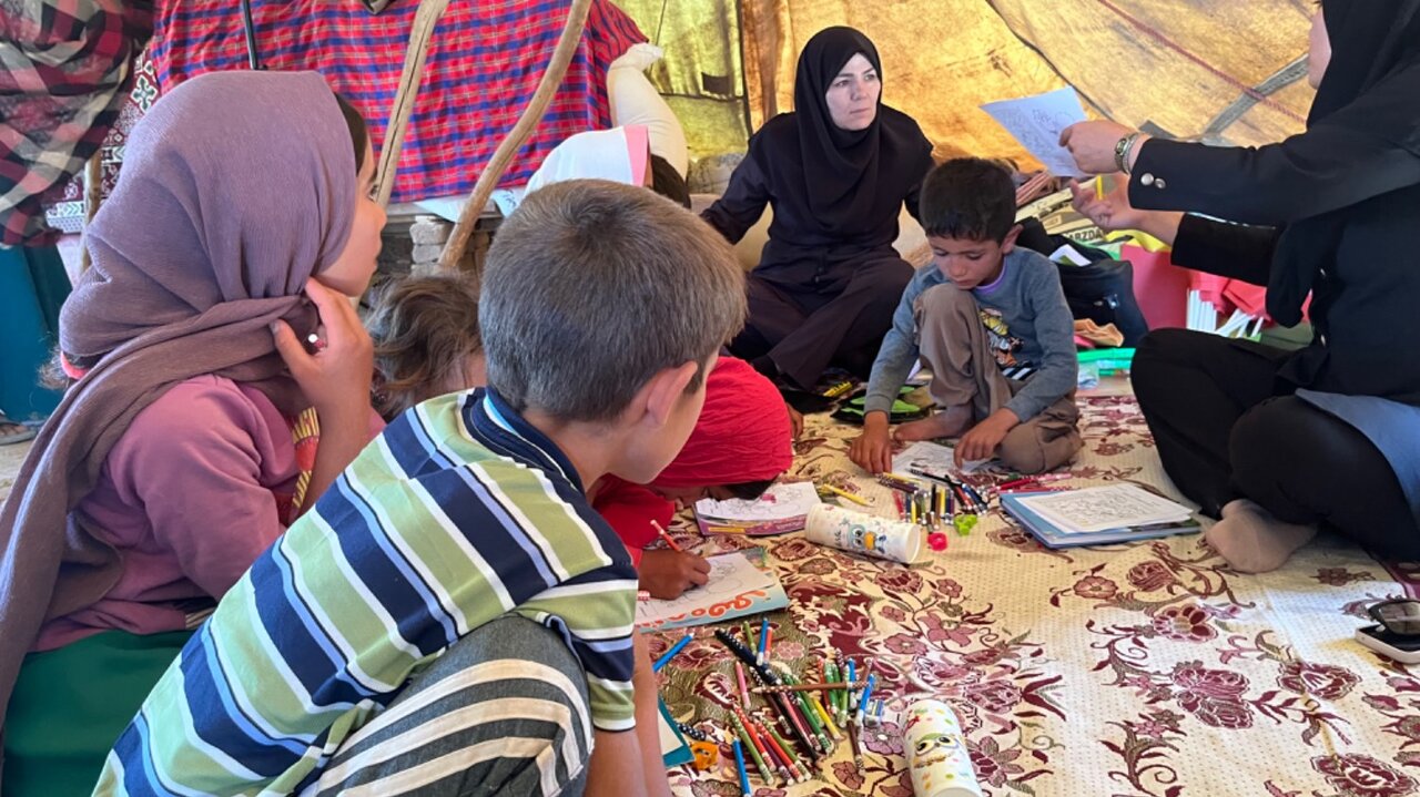 کتابداران اسفراین با شعار «ایستاده برای ایران»، به میان عشایر قهرمانلو رفتند