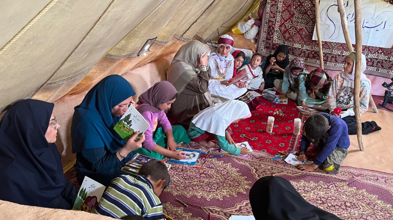 کتابداران اسفراین با شعار «ایستاده برای ایران»، به میان عشایر قهرمانلو رفتند