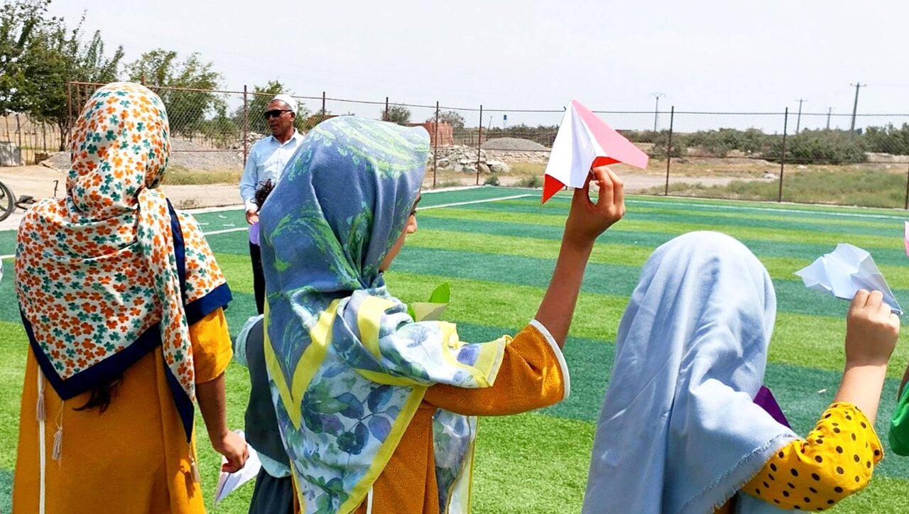 پرواز بادبادک‌ها در آسمان خواجه‌نفس؛ جلوه‌ای از عشق به میهن در پویش «ایستاده برای ایران»