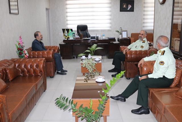 دیدار مدیرکل کتابخانه‌های عمومی با فرمانده انتظامی استان سمنان