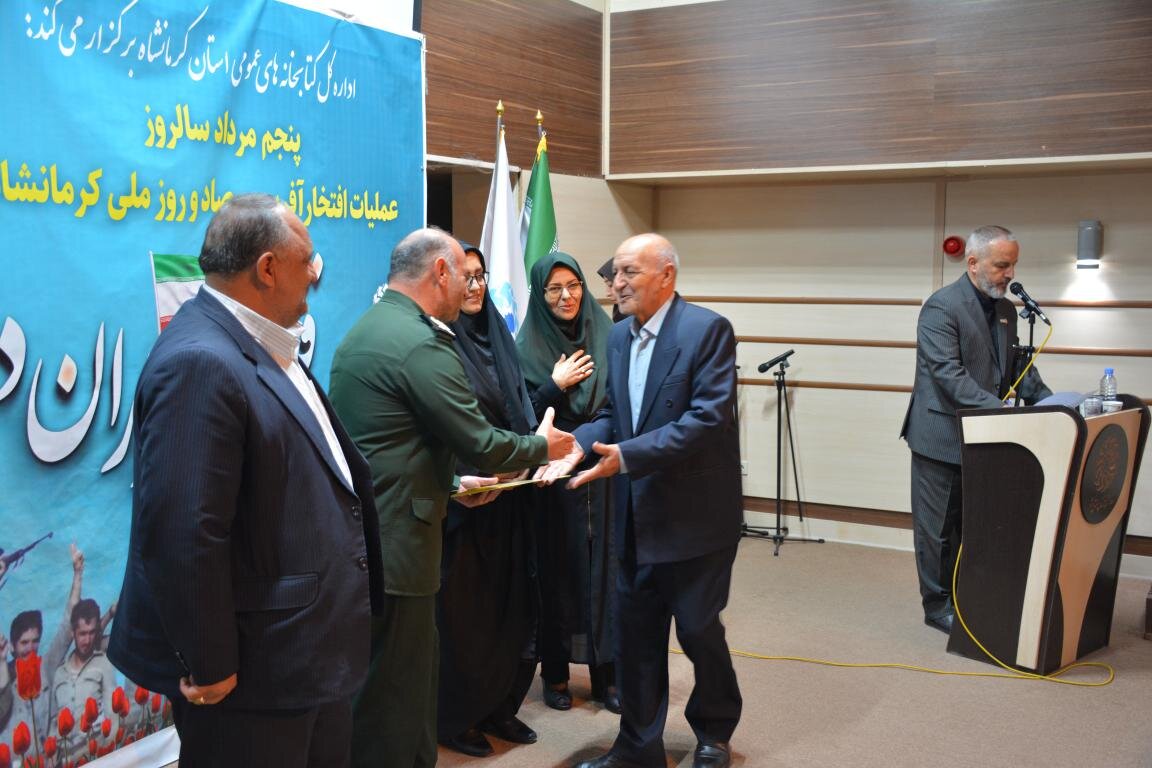 قلمداران دفاع مقدس در کتابخانههای عمومی کرمانشاه تجلیل شدند