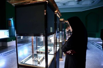 بازدید کتابداران کتابخانه‌های سیار با همراهی دبیرکل نهاد از موزه ملی ملک و آثار منتخب گنجینه حرم مطهر رضوی