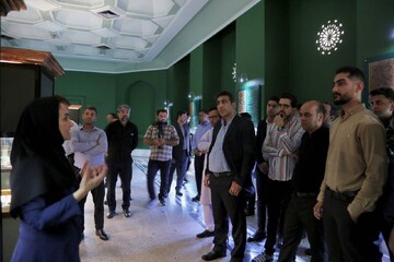 بازدید کتابداران کتابخانه‌های سیار با همراهی دبیرکل نهاد از موزه ملی ملک و آثار منتخب گنجینه حرم مطهر رضوی