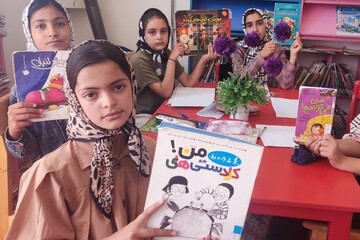 ابتکار خلاقانه کتابدار فاروجی برای ترویج کتابخوانی در کودکان
