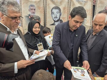 بازدید مسئولان از موکب فرهنگی کتابخانه‌های عمومی کردستان در مرز باشماق