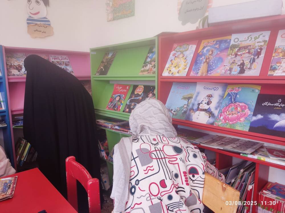 ابتکار خلاقانه کتابدار فاروجی برای ترویج کتابخوانی در کودکان