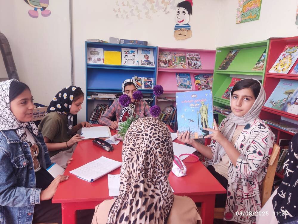 ابتکار خلاقانه کتابدار فاروجی برای ترویج کتابخوانی در کودکان
