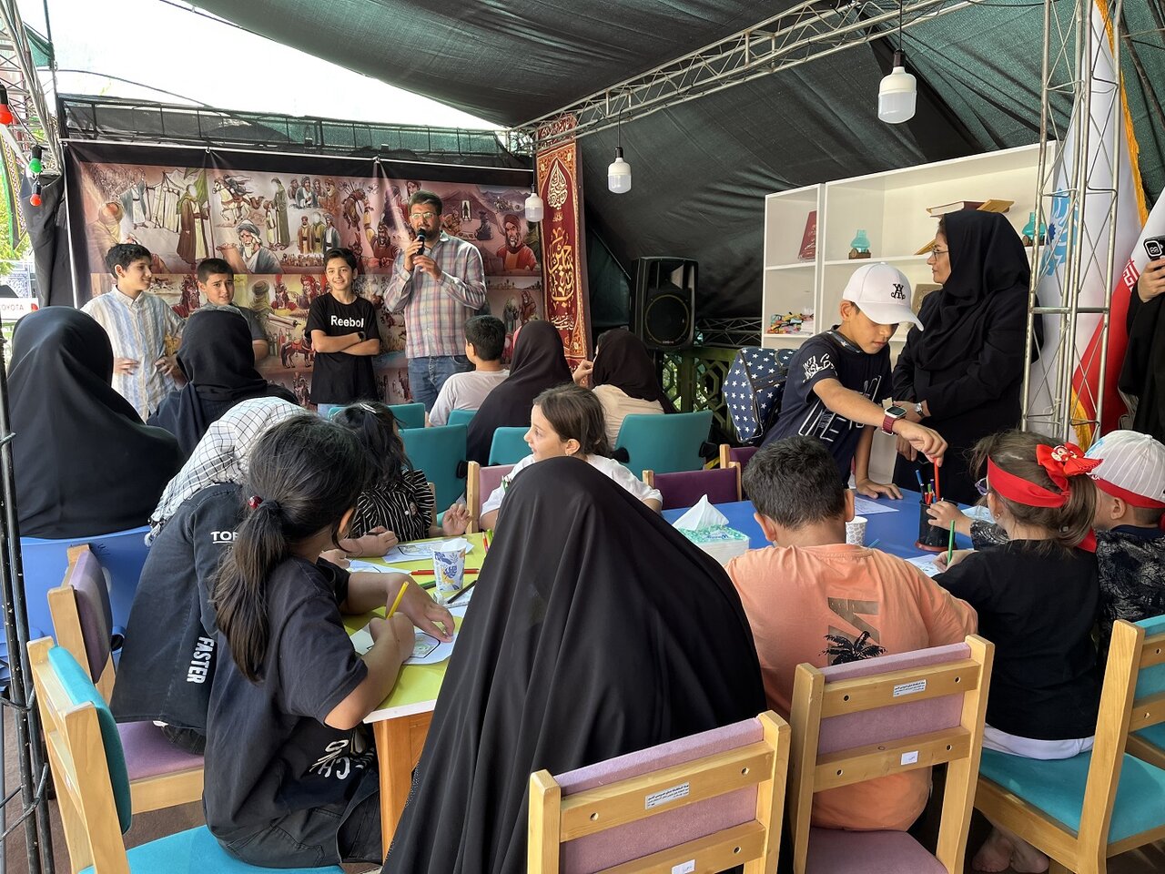 استقبال زائران از فعالیت های فرهنگی موکب «کتاب حسینی» کتابخانههای عمومی آذربایجان غربی در مرز تمرچین