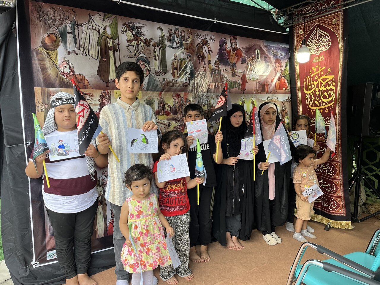 استقبال زائران از فعالیت های فرهنگی موکب «کتاب حسینی» کتابخانههای عمومی آذربایجان غربی در مرز تمرچین