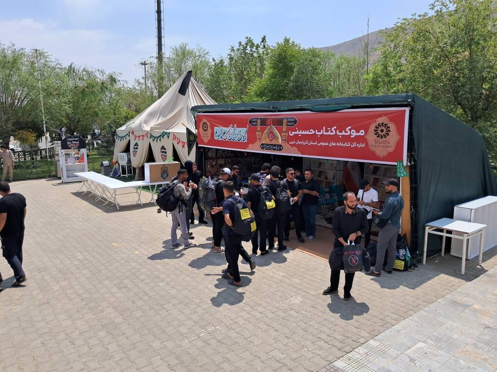استقبال زائران از فعالیت های فرهنگی موکب «کتاب حسینی» کتابخانه‌های عمومی آذربایجان غربی در مرز تمرچین