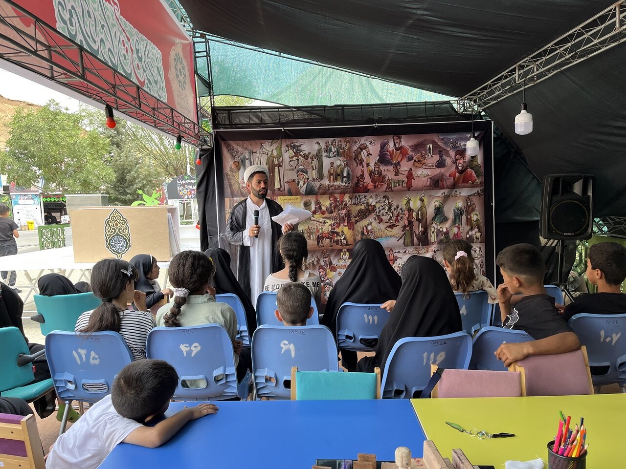 استقبال زائران از فعالیت های فرهنگی موکب «کتاب حسینی» کتابخانههای عمومی آذربایجان غربی در مرز تمرچین